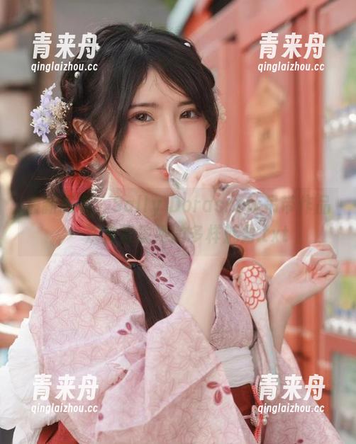 Sally Dorasnow 最新发布:Sally Dorasnow吊带作品一次性呈现她的多样魅力.txt